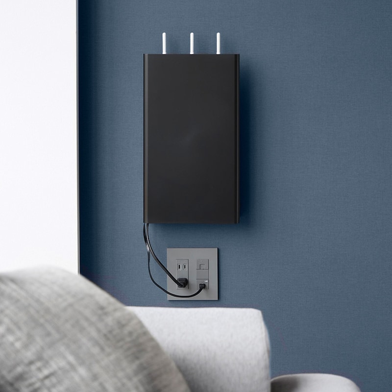 前面フルカバーで生活感をオフ。リビングや書斎の雰囲気を壊さず、インテリアとして美しく溶け込みます。