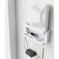 雑然としがちなコード類はまとめて下段に収納