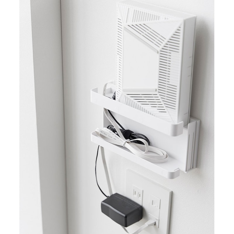 雑然としがちなコード類はまとめて下段に収納