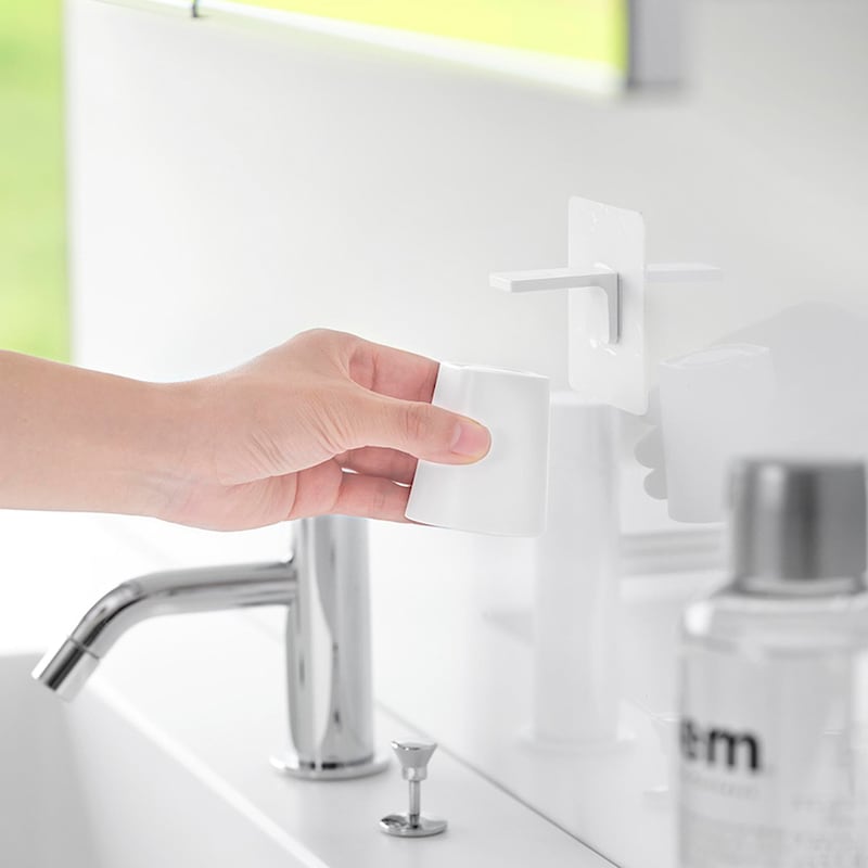 壁にフィルムフックで設置し、ホルダー部分にタンブラーの底を近づけると磁石がピタッと吸着