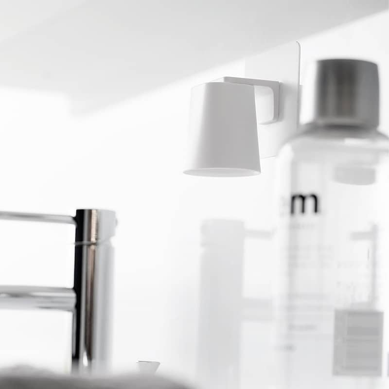 光沢のある壁面に、フィルムフックを貼り付けるだけの簡単設置