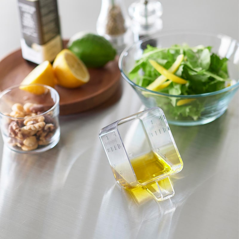 斜め置きすれば大さじ3杯まで量れる計量スプーン代わりに