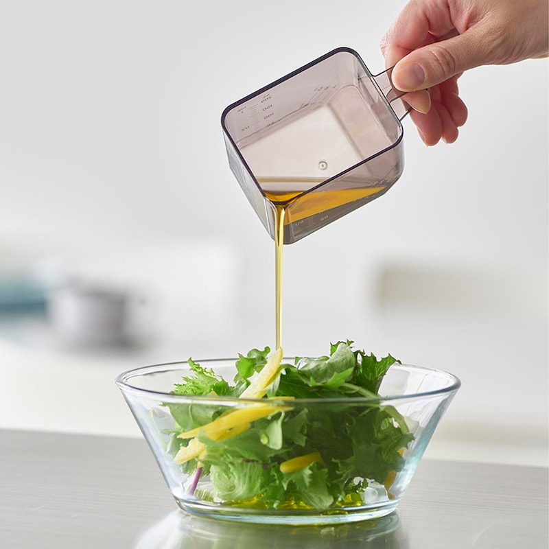 角が注ぎ口になるスクエア型で、サラダにドレッシングをかける際もスムーズ
