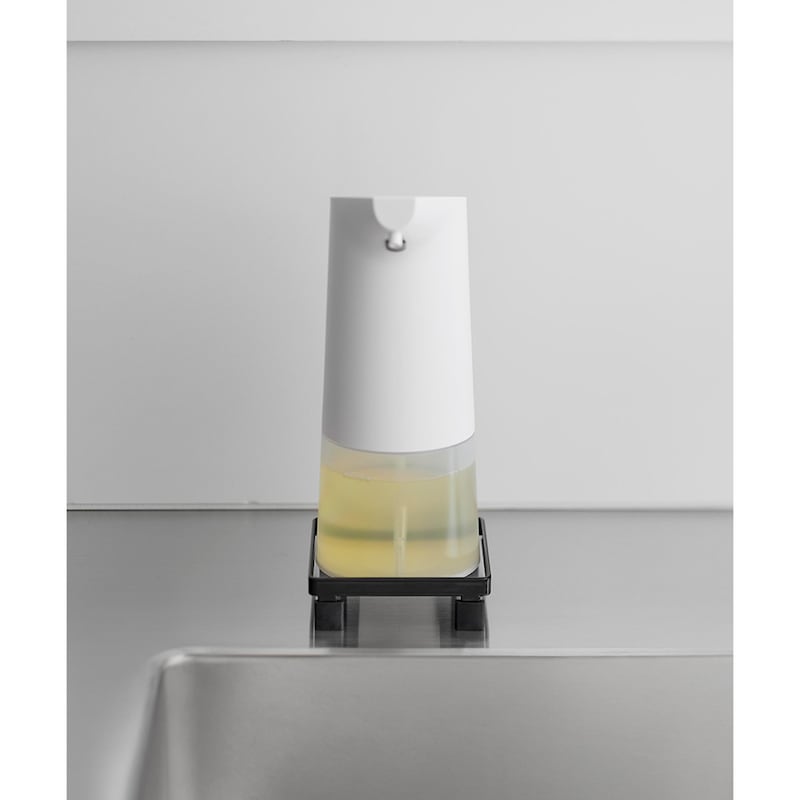 水まわりに通気性よく置けるソープディスペンサートレー