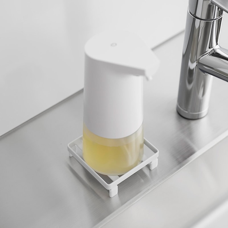 底面の2本のバーでディスペンサーを支え、シンクに直接触れることなく浮かせて衛生的に収納できます