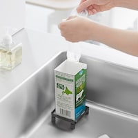 使い終わった牛乳パックを置いて、水切りネットを取り付ければ簡易の生ごみスタンドとしても使えます