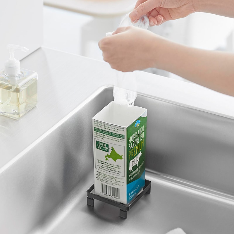 使い終わった牛乳パックを置いて、水切りネットを取り付ければ簡易の生ごみスタンドとしても使えます