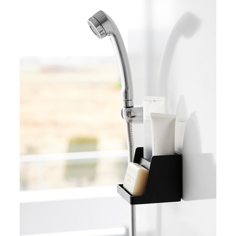 石けんだけでなくブラシやチューブソープなどの小物も一括収納