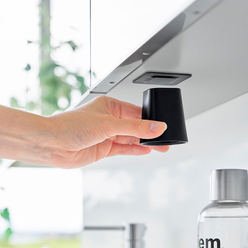 マグネットが付くフィルムシートと、底面に磁石が内蔵されたコップのセット