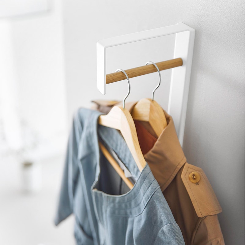 好きな場所に付けられる壁掛けコートハンガー