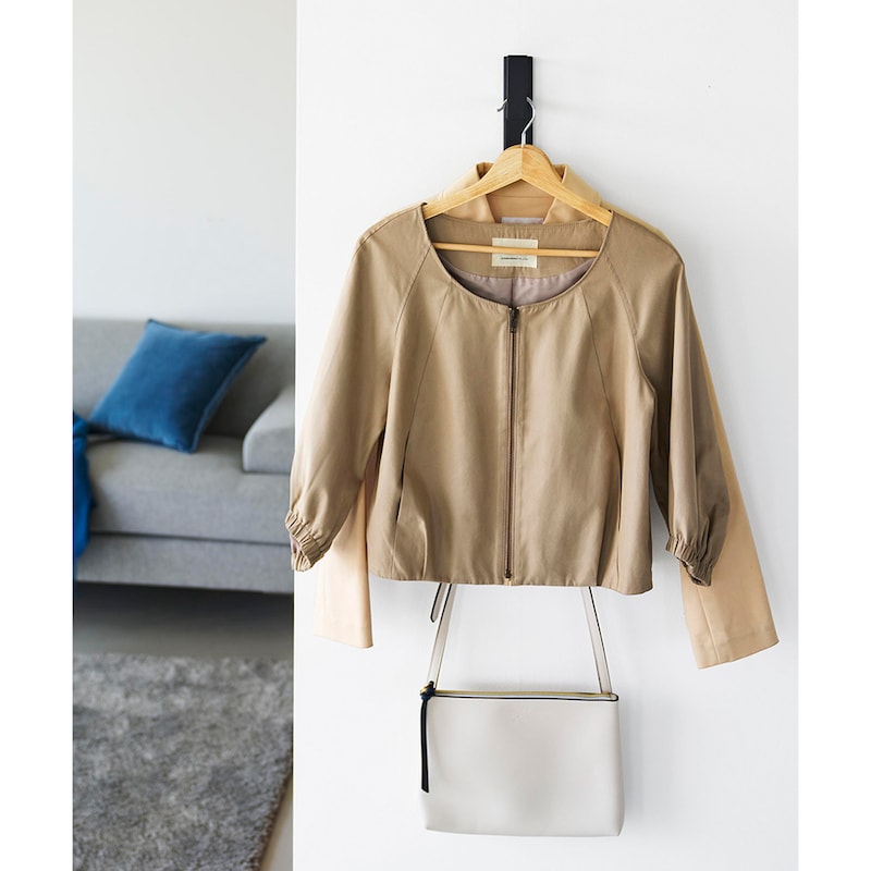 ハンガーを掛けられるバーだけでなく、下部にはバッグハンガーとして使えるフック付き