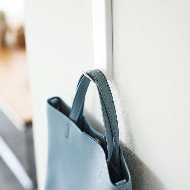 フック部はしっかりと折り返しがある形状で、カバンのハンドルが落ちにくいのが嬉しいポイント