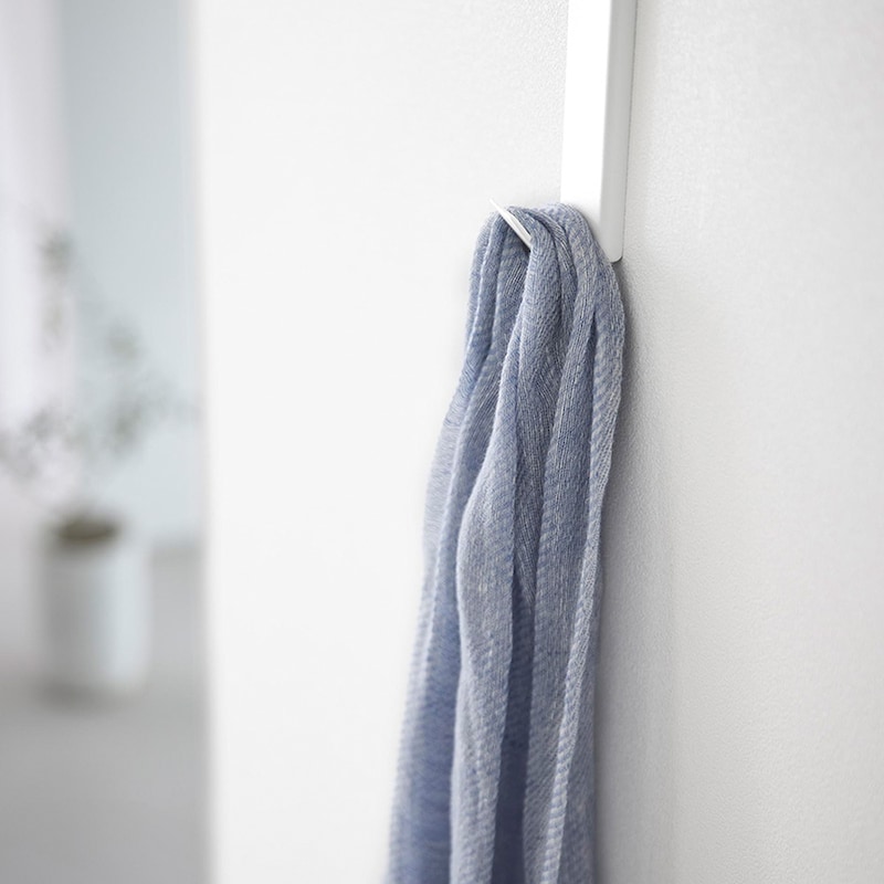 ストールやマフラー、帽子などの小物を掛けても