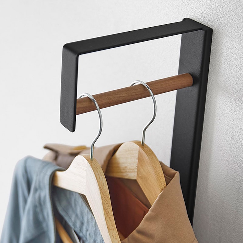 スチールの無機質さと天然木の温もり。異素材の対比が美しい、洗練されたモダンなデザインが魅力です。