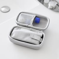 メガネを収納するスペースとポケットの間には、布製の仕切り付き