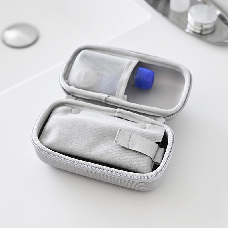 メガネを収納するスペースとポケットの間には、布製の仕切り付き