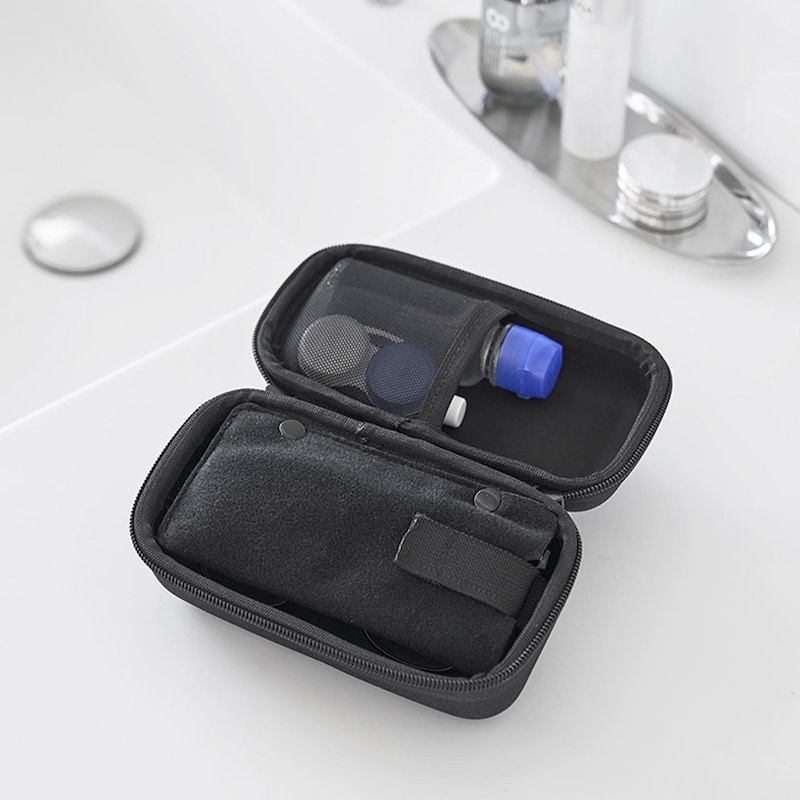 コンタクトレンズケースや携帯用の洗浄液、保護液など、コンタクト用品の収納に便利なメッシュポケット