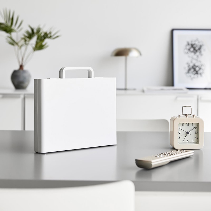 電池交換がスムーズになる持ち手付き薄型ケース