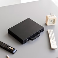 小さなアタッシュケースのような、フラットでシンプルなデザイン