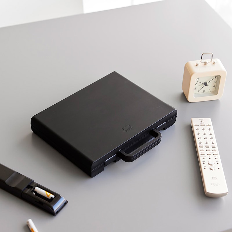 小さなアタッシュケースのような、フラットでシンプルなデザイン