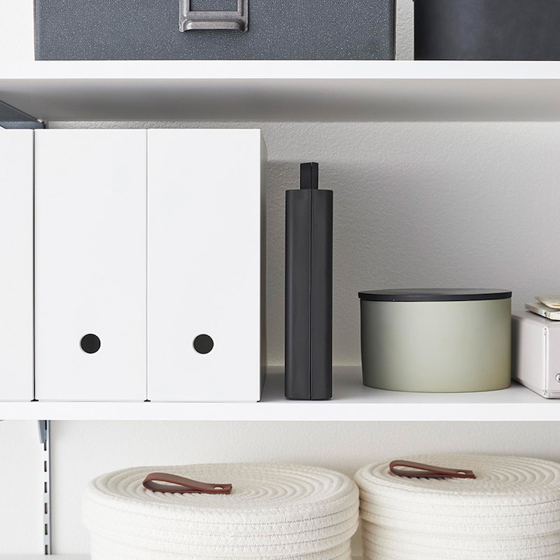 自立できる薄型ケースで、場所を取らず省スペースに収納できます