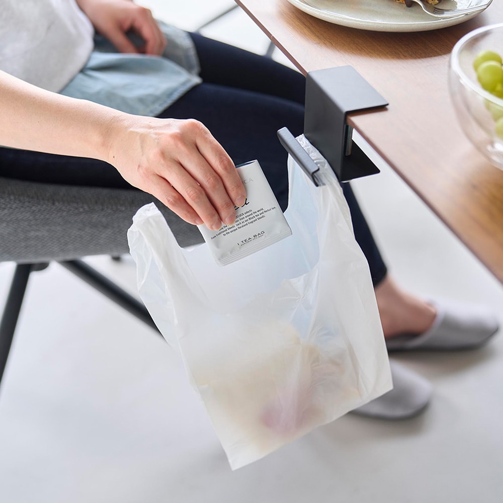 持ち手付きのゴミ袋を引っ掛けるだけで、欲しい場所に簡易ゴミ箱を作れます