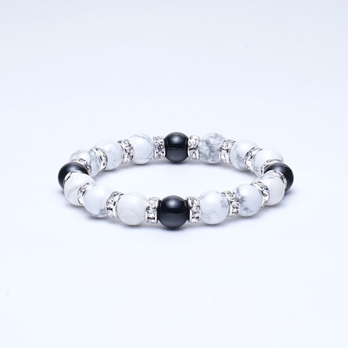 心の安定と前向きな力を宿す ハウライトとオニキスのブレスレット