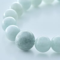 クロムを含む鮮やかな緑色が入った乳緑色が特徴