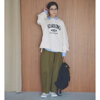 カーキ