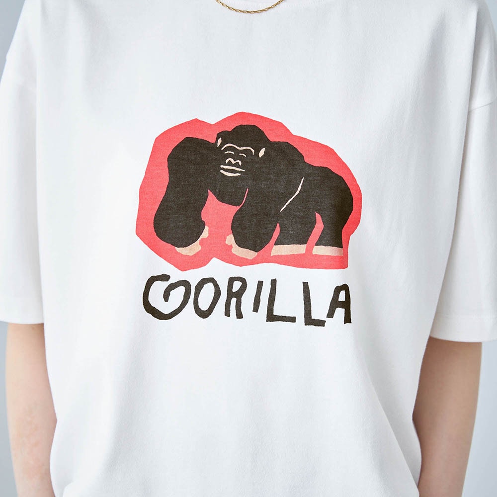 ニコニコしている可愛いゴリラをイメージ：オフホワイト（Gorilla）