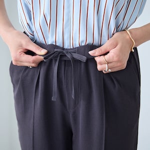 内側に紐付きなのでフィット感の調節可能