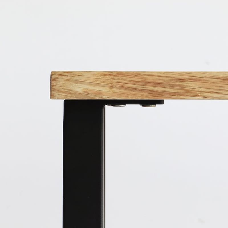 幕板がないのでアームチェアなどスッキリ収まります