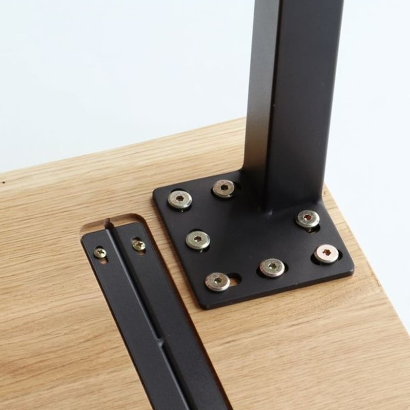 天板とスチール脚をしっかり固定しています