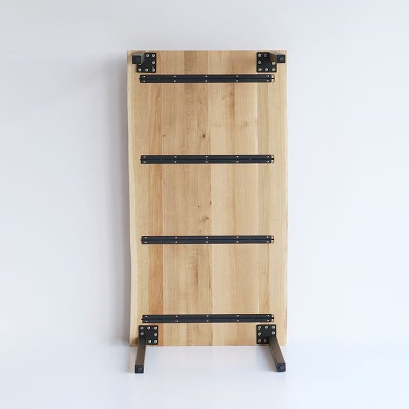 天板の反りや割れを防ぐためのスチール製の反り止めを4本入れました