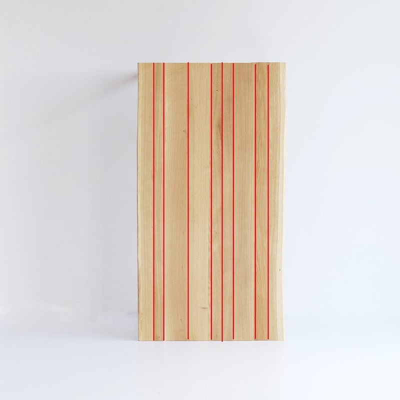 縦方向の木目を生かした自然な仕上がり。約9～10枚の木板を使用し割れにくさを実現