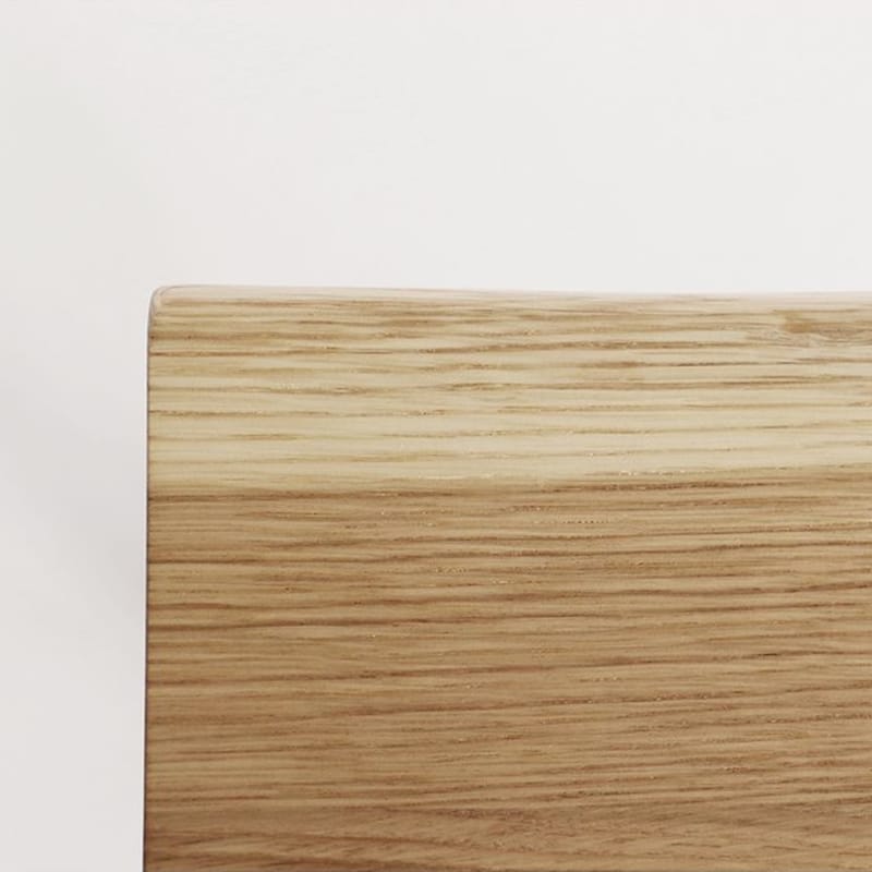 両端には白太（辺材）を使用することでより1枚板の風合いに近づけています