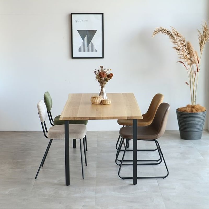 様々なテイストのチェアと合わせやすいスチール脚