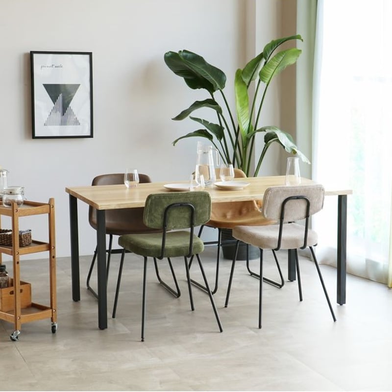 脚が天板の端についているので脚間が広く、チェアがゆったりと配置できます