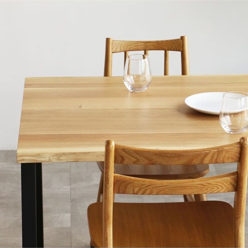 テーブルがシンプルな形状だからこそチェアフォルムも引き立ちます