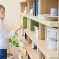 棚板は前面に約6cmせり出すことで横の棚板との隙間をなくし、一枚板のよう