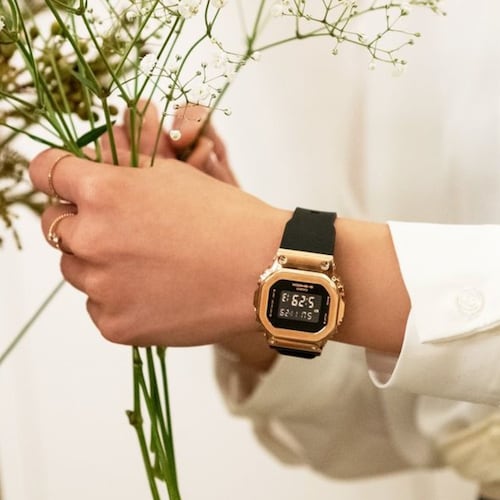 暗所でも見やすい腕時計 G-SHOCKメタルデザイン