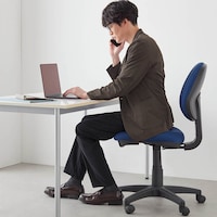 仕事でも使いやすいきれいめな素材と、窮屈感のないはき心地