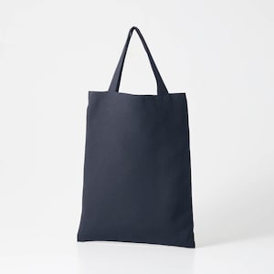 ワンピースを折りたたんで入れられるA4サイズのトートバッグ付き