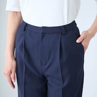 フロントは前開きのワンタック仕様