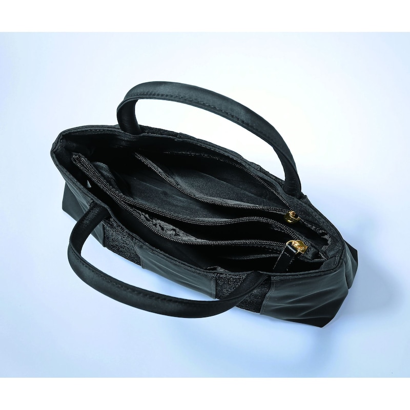 中仕切りファスナーポケット×1、ファスナーポケット×1　付き