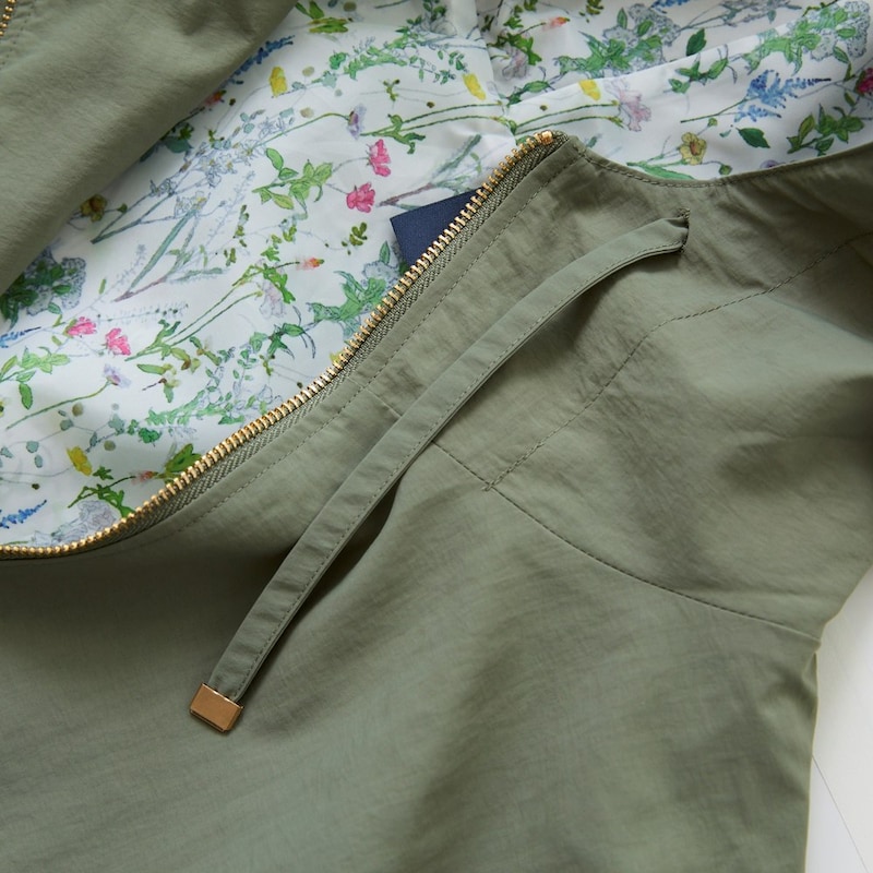 ゴールド調の金具使いが上品