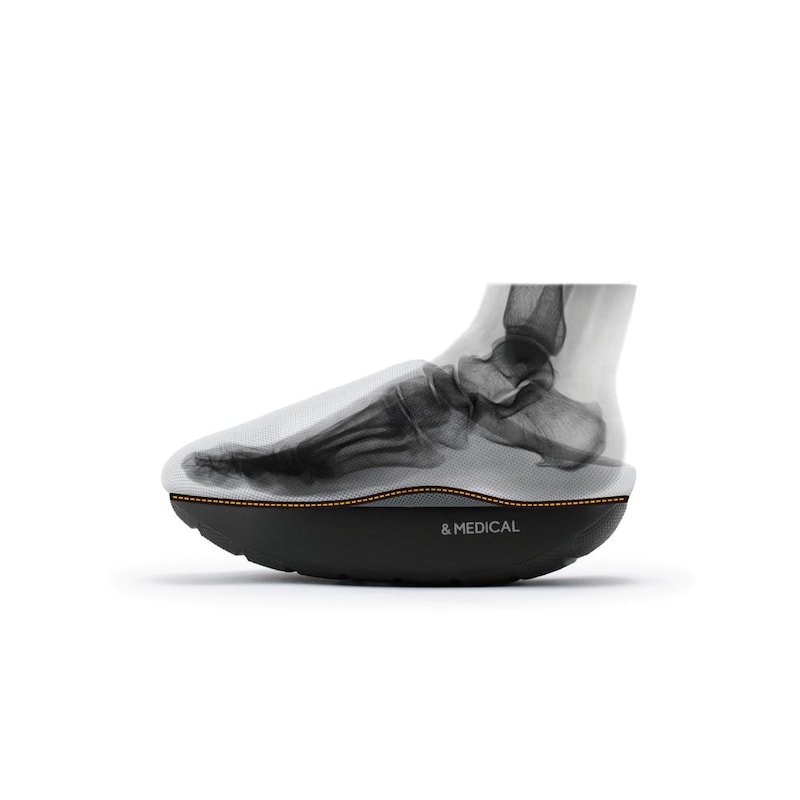 土踏まず部分が盛り上がったインソールが、足裏を心地よく刺激しながら、足裏アーチを形成します