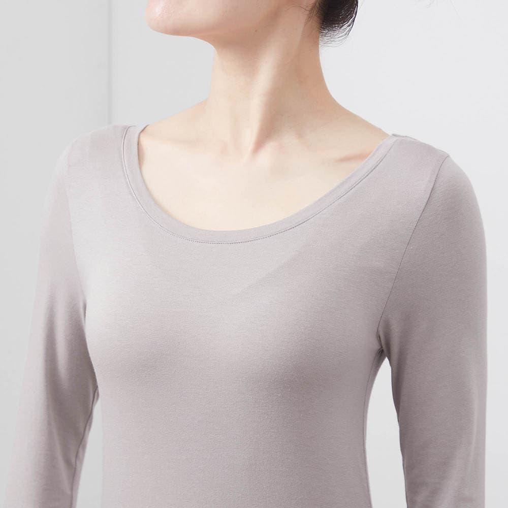 絶妙な開きの襟はTシャツ見えデザインで幅広いアウターに合わせやすい