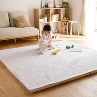１枚と２枚セットを連結し、約190×190cmのラグを敷いた状態