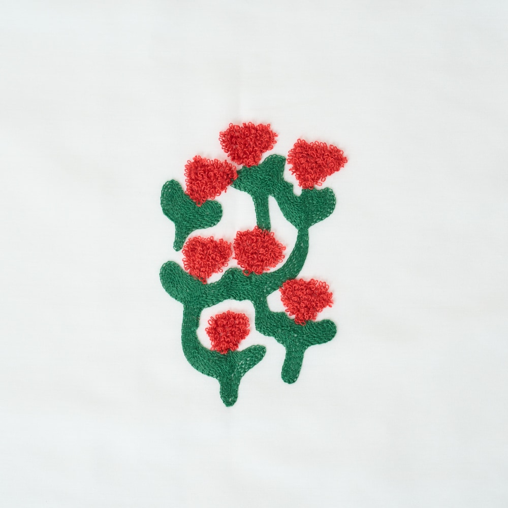 パイル刺繍とステッチで描かれた立体感のある柄